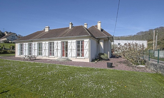 Sainte-Honorine-des-Pertes House | Charming Coastal Hideaway