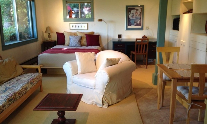 Ashland Cottage | Charming, Comfortable Garden Studio Above The University.