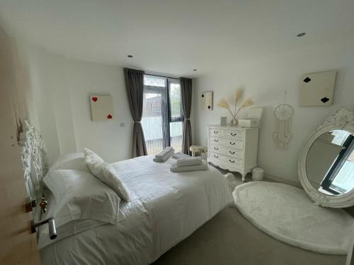 Wembley Central House | Charming & Cosy Double Room with Balcony in Wembley - Walking Distance to Wembley Stadium!