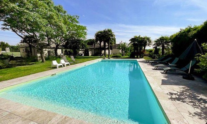 Savigny-en-Veron Cottage | Charming cottage with heated pool, AC and WiFi in Loire