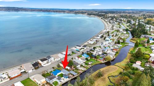 Birch Bay House | Charming Cottage by Creek & Ocean