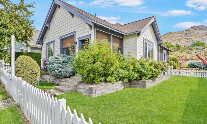 Oroville Cottage | Charming cottage close to the pool, hot tub, beach and more!