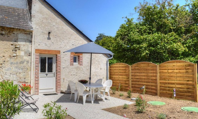 Joue-les-Tours Cottage | Charming Cottage in Orchard with Modern Amenities & Scenic Views
