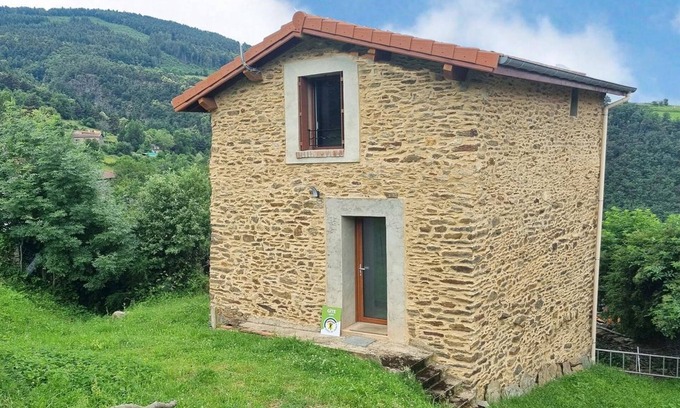 Saint-Chamond Cottage | Charming Cottage in Saint-Chamond - Terrace - Pets Allowed