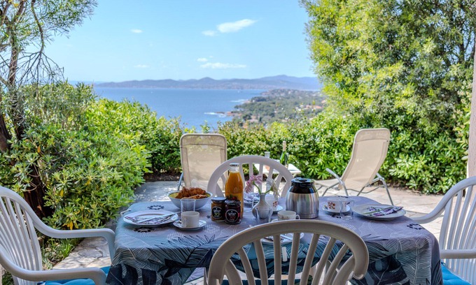 Le Dramont Villa | Charming cottage with a spectacular sea view and shared swimming pool