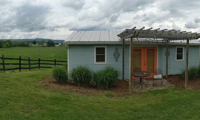 Luray Cottage | Charming Cottage, Fresh Eggs, Friendly Pets AND Pet Friendly!