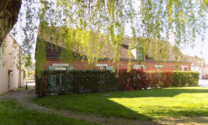 Villemurlin Cottage | Charming Cottage in Tranquil Village with Private Parking and Baby Equipment