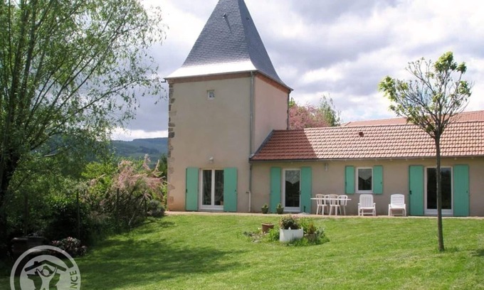 Lentigny Cottage | Charming cottage in Lentigny with private garden