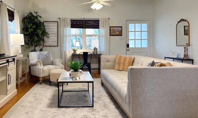 Tomball Cottage | Charming Cottage in Old Town Tomball -walk to shopping and restaurants