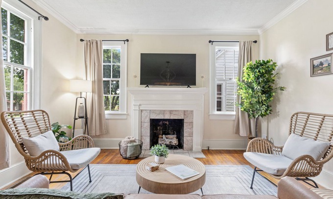 Montgomery House | Charming Cottage mins to DT, landmarks, & more!