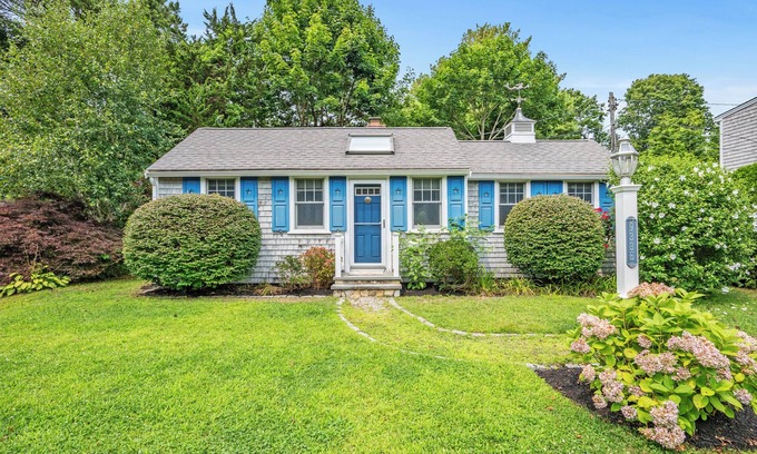 Osterville Cottage | Charming cottage steps to Osterville village. Near Dowses beach. RPMS094