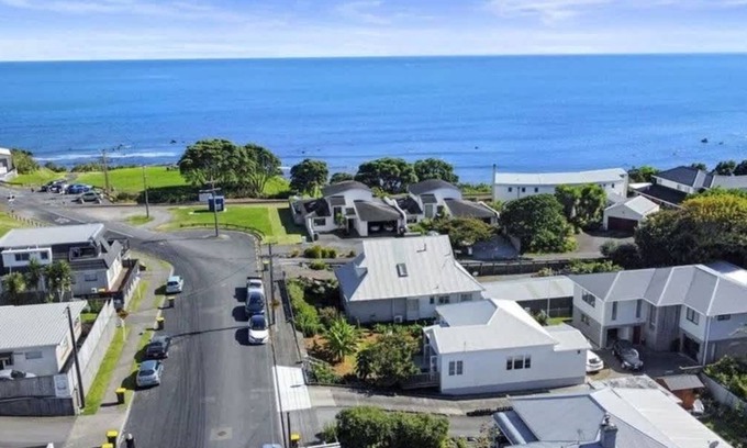 New Plymouth Cottage | Charming Cottage - with deck & beach access