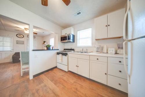 Geneva-on-the-Lake House | Charming Cottage with Yard Less Than 1 Mi to Lake Erie!