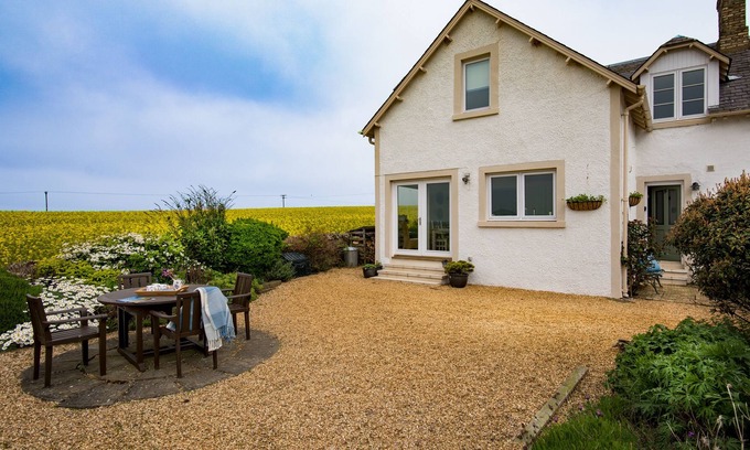 Eyemouth House | Charming Country Cottage with stunning views.