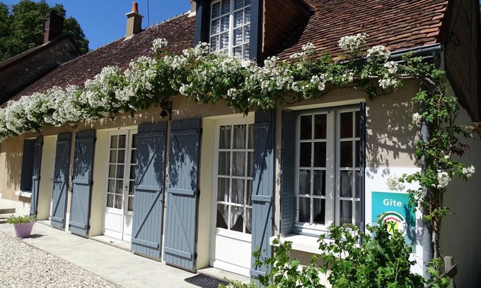 Pouille Cottage | Charming Country House, Near Castles, Wifi