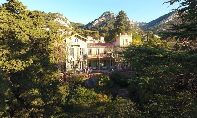 Toulon House | Charming country house on the Faron