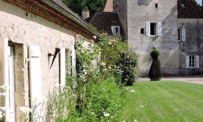 Trateau Cottage | Charming Countryside Cottage with Private Garden, Near Château and Fishing Ponds, Pet Friendly