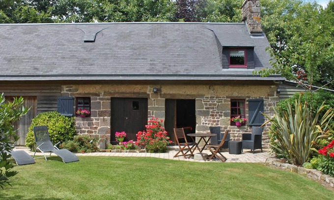La Colombe Cottage | Charming Countryside Retreat with Garden, Fireplace, BBQ, and Modern Amenities
