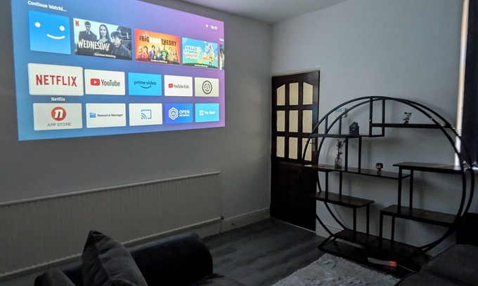 Oadby House | Charming Cozy 4-bedroom house with Projector, Snack cupboard, Highspeed WI-FI