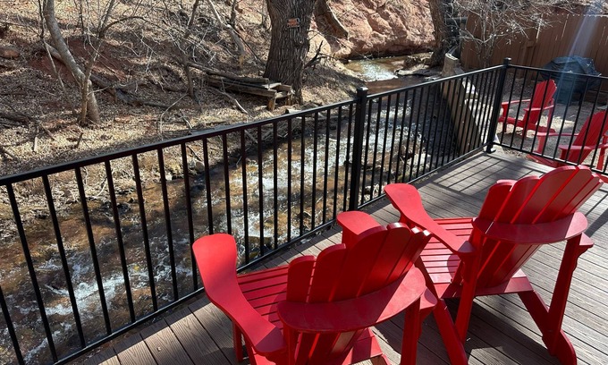 Manitou Springs Historic District Cabin | Charming Creekside Cabin Walk to Downtown Manitou – Ideal Retreat!nnnnnnnnnnnnnn