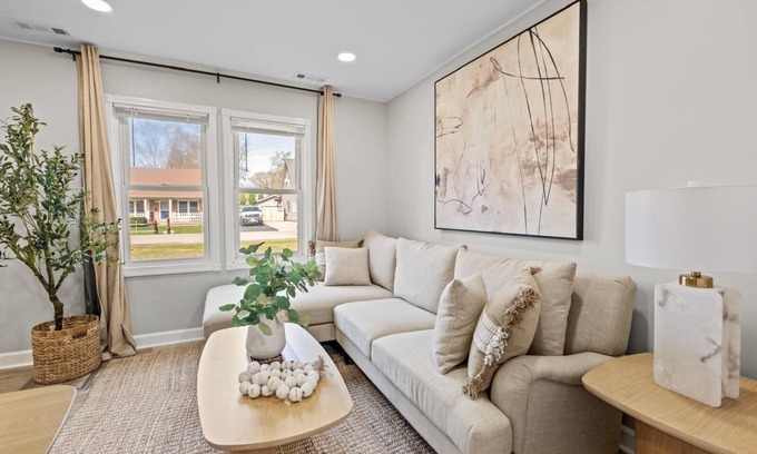 North Shore Apartment | Charming Crystal Lake Retreat