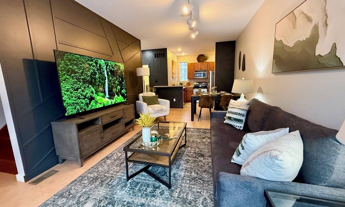 Downtown Dayton House | Charming Downtown Dayton Townhome with private garage