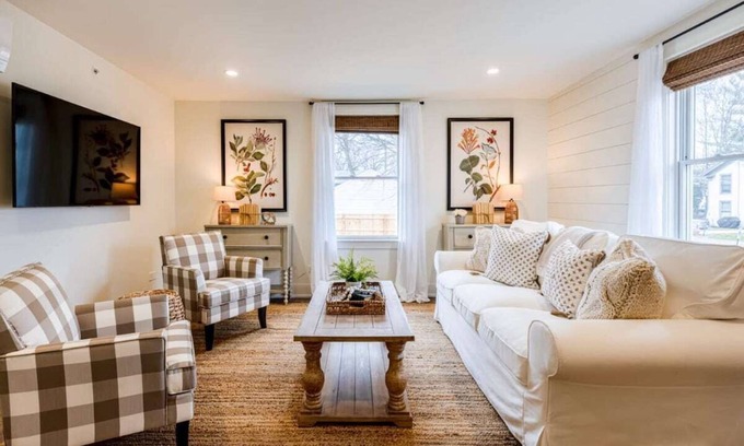 West Dundee Apartment | Charming Downtown Farmhouse Apartment #4