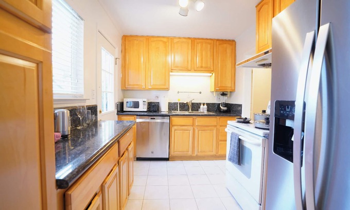 Barron Park House | Charming Family Friendly 4BR - 7 Min to Stanford