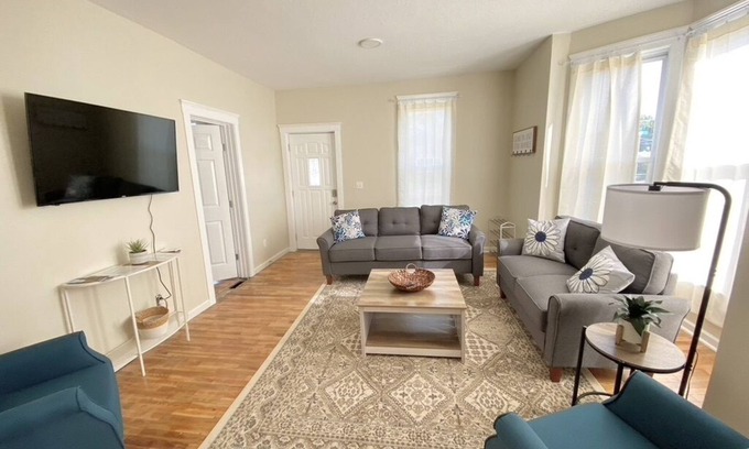 Hamilton House | Charming Family Retreat - 15 min to Nauvoo & Carthage