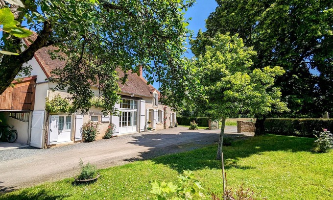 Sarzay Cottage | Charming Farmhouse in Berry: Garden, Bikes, Hiking & Historical Sights