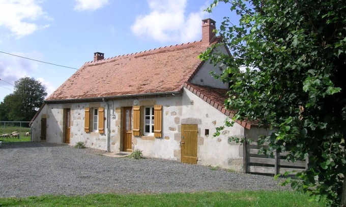 Vieure Cottage | Charming farmhouse in Vieure, pets allowed, sheets included