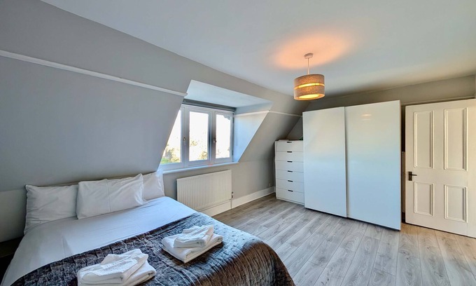 London Borough of Bromley Apartment | Charming Flat in Bromley Near Transit