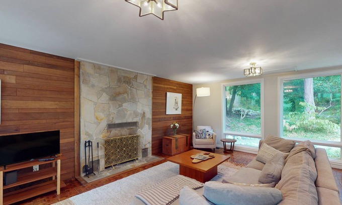 South Colby House | Charming forest cottage with gorgeous garden, fireplace & prime location