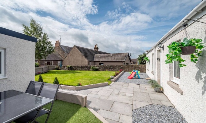 Forfar House | Charming Forfar House + Hot Tub