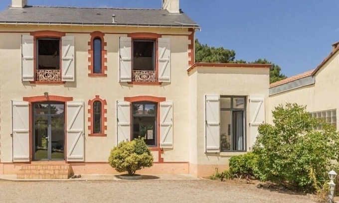 Saint-Brevin-l'Ocean Cottage | Charming 3-Bed Villa with Garden, 200m from Beaches, Close to Shops, Wifi Included