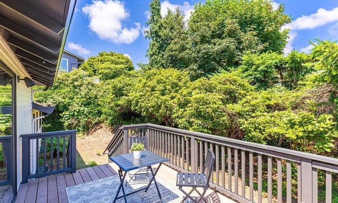Kenmore House | Charming full floor with AC, WiFi in fabulous Kenmore