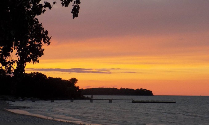 Gypsum Condo | Charming Gem Beach, Catawba Island Condo- Beachfront!