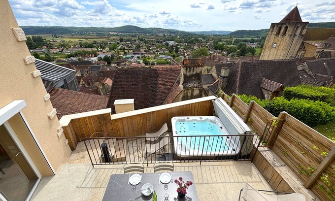Saint-Cyprien House | Charming gite with air-conditioning, view and spa in a medieval shopping village