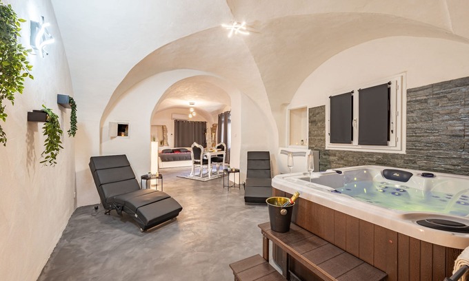 La Calmette Bed & Breakfast | Charming gite with spa for lovers