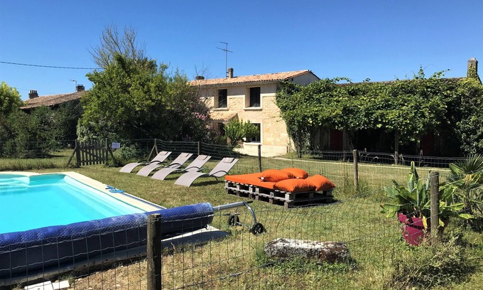 Verac House | Charming gîte with swimming pool on organic wine estate