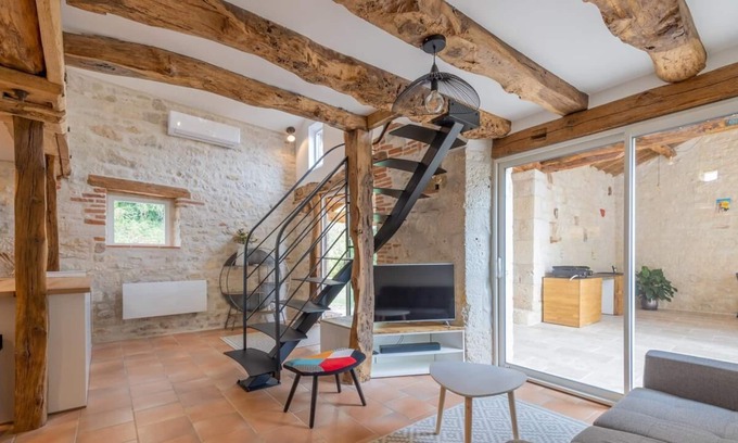 Aiguelèze House | Charming gite with whirlpool bath and swimming pool amidst vineyards