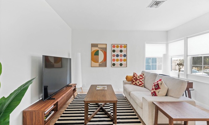 Burbank House | Charming Glendale Home w/Fenced in Yard