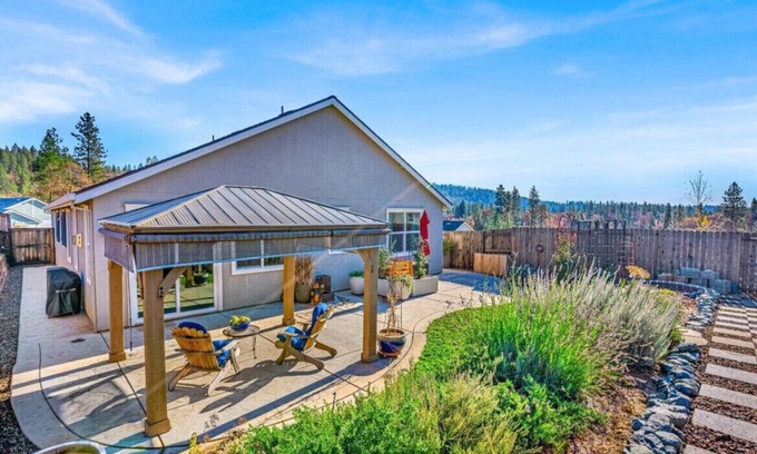Grass Valley House | Charming Grass Valley Haven-Contemporary Comfort with a local touch of Elegance