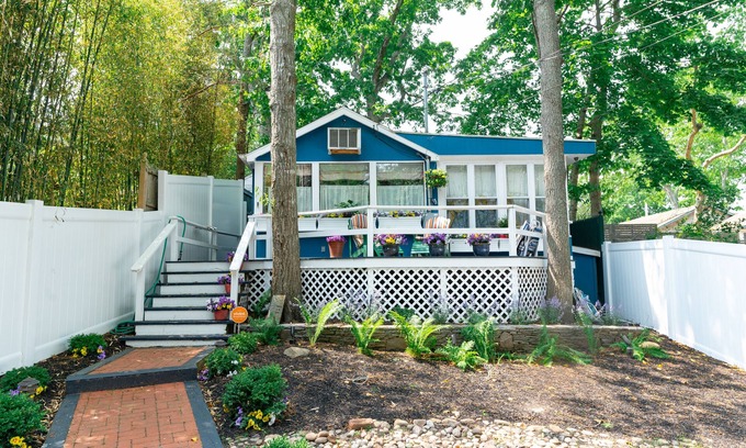 Springs Cottage | Charming Hamptons cottage with private deck & full kitchen - walk to beach