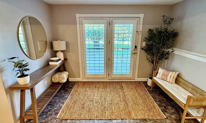 South Kansas City Apartment | Charming Hearthstone Flat: Your Chic KC Hideaway