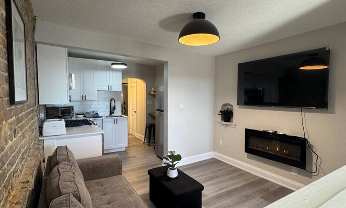 Downtown London Apartment | Charming Historic Downtown Apartment 1-BD Retreat