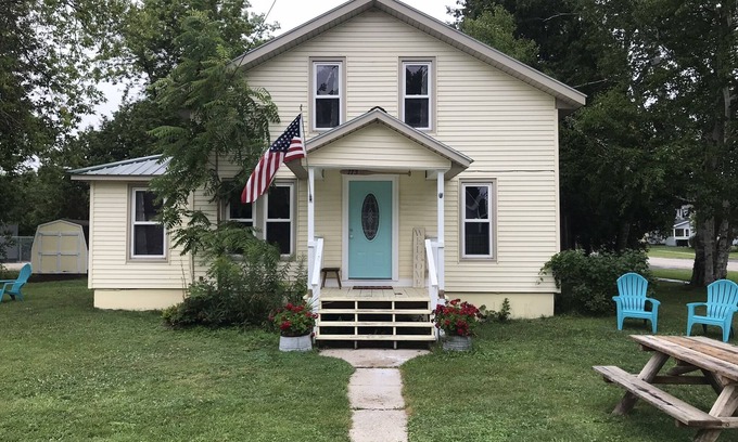 Mackinaw City House | Charming Historic Mackinaw City Cottage