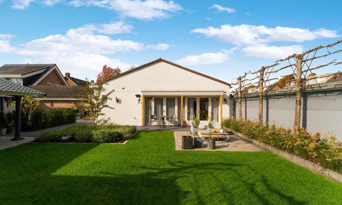Kaatsheuvel House | Charming holiday home in Kaatsheuvel with hot tub