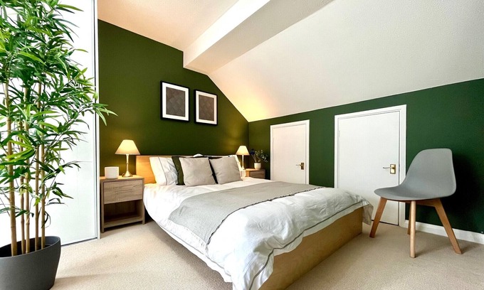 Crawley City Centre House | Charming home near Gatwick Airport