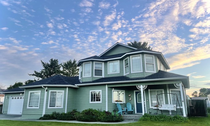 Crescent City House | Charming home on the Cliffs of Crescent City
